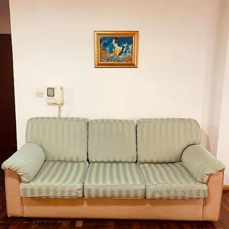 Downtown Bllok 2br, Large Patio, Ac, Wifi * Tirana