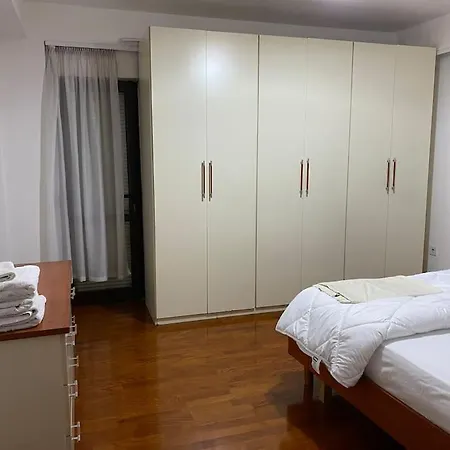 Apartment Downtown Bllok 2br, Large Patio, Ac, Wifi Tirana