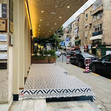 Downtown Bllok 2br, Large Patio, Ac, Wifi * Tirana