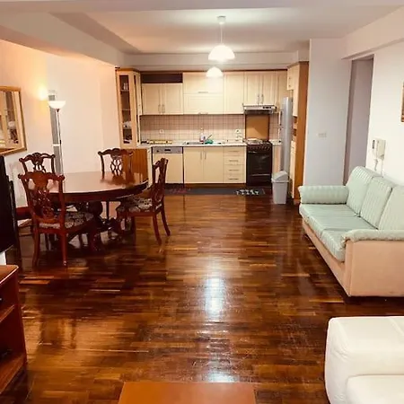 Downtown Bllok 2br, Large Patio, Ac, Wifi Apartment