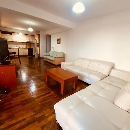 Apartment Downtown Bllok 2br, Large Patio, Ac, Wifi *